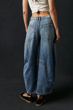 Load image into Gallery viewer, Pocketed Wide Leg Jeans with Buttons